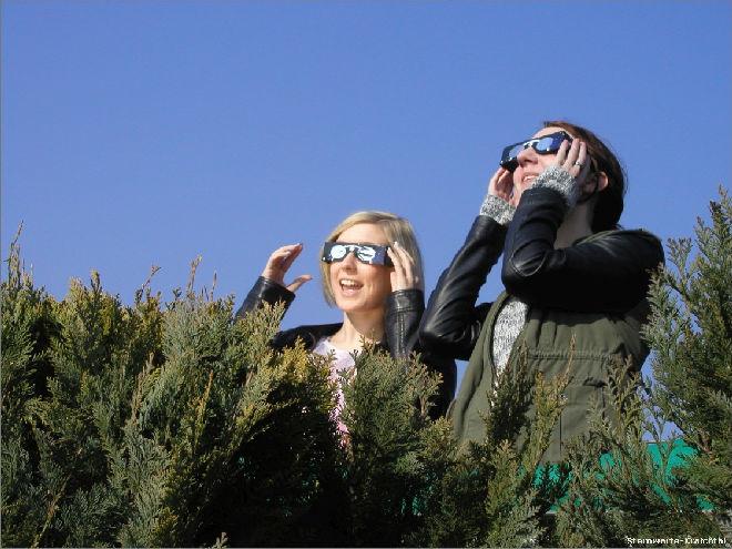 spezielle Sonnen-Schutzbrillen bei der Sonnenfinsternis 2015