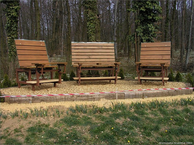 drei spezielle Sitzbankgruppen mit ausgeklappten Tischen